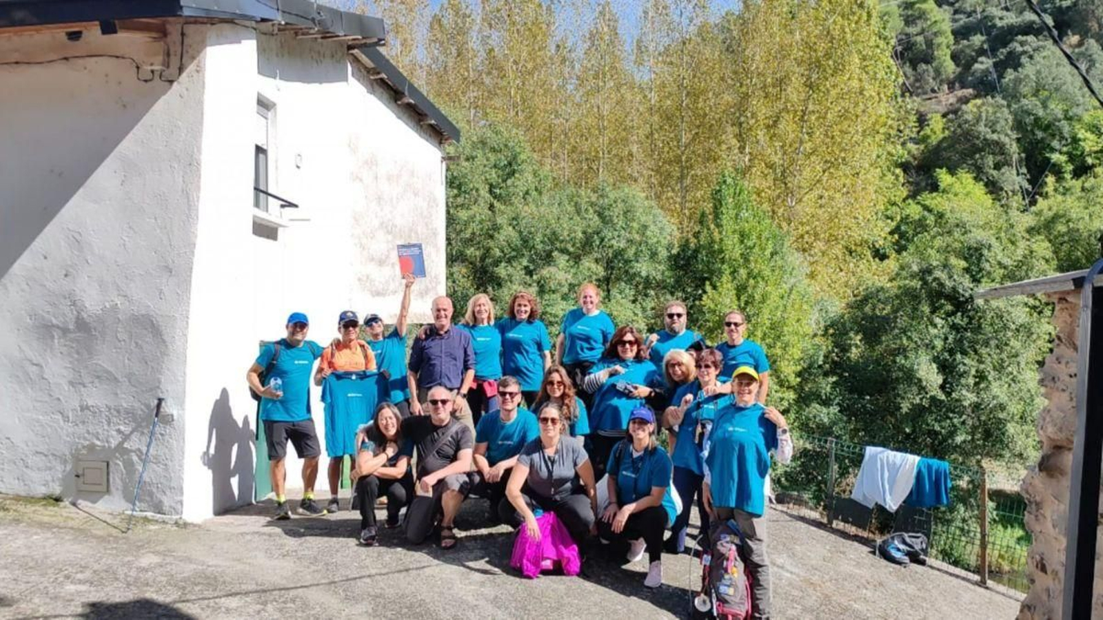 Los participantes de Galicia Camiño Emprendedor con el alcalde de Puente de Domingo Flórez.
