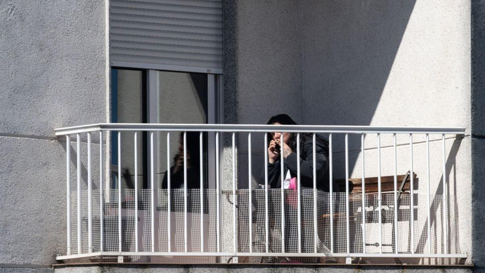 La vivienda, en un tercer piso, está habitada por una matrimonio y su hija mayor.