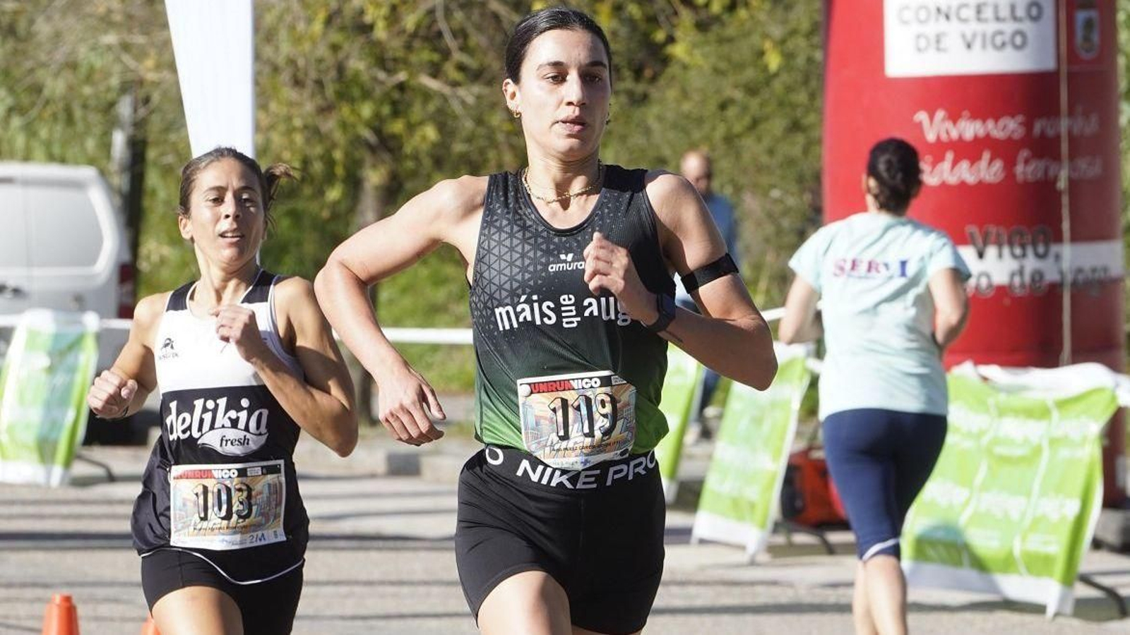 Noemí Álvarez (izquierda) fue segunda el año pasado por detrás de Ana Pérez García-Picher, que mañana no correrá en Navia.