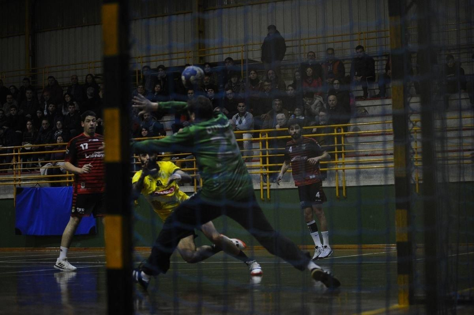 Borja González lanza a portería en el duelo disputado en O Consello.