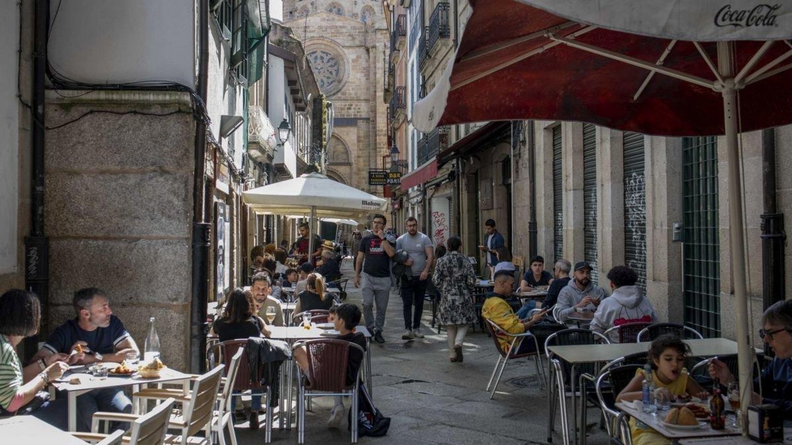 Ambiente en el Casco Vello a la hora de comer.