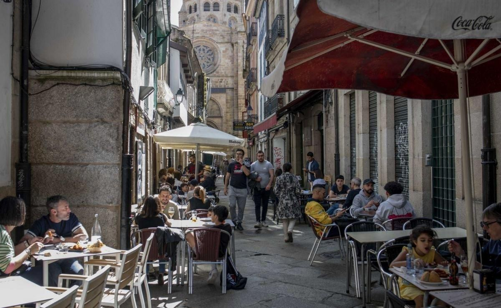 Ambiente en el Casco Vello a la hora de comer.