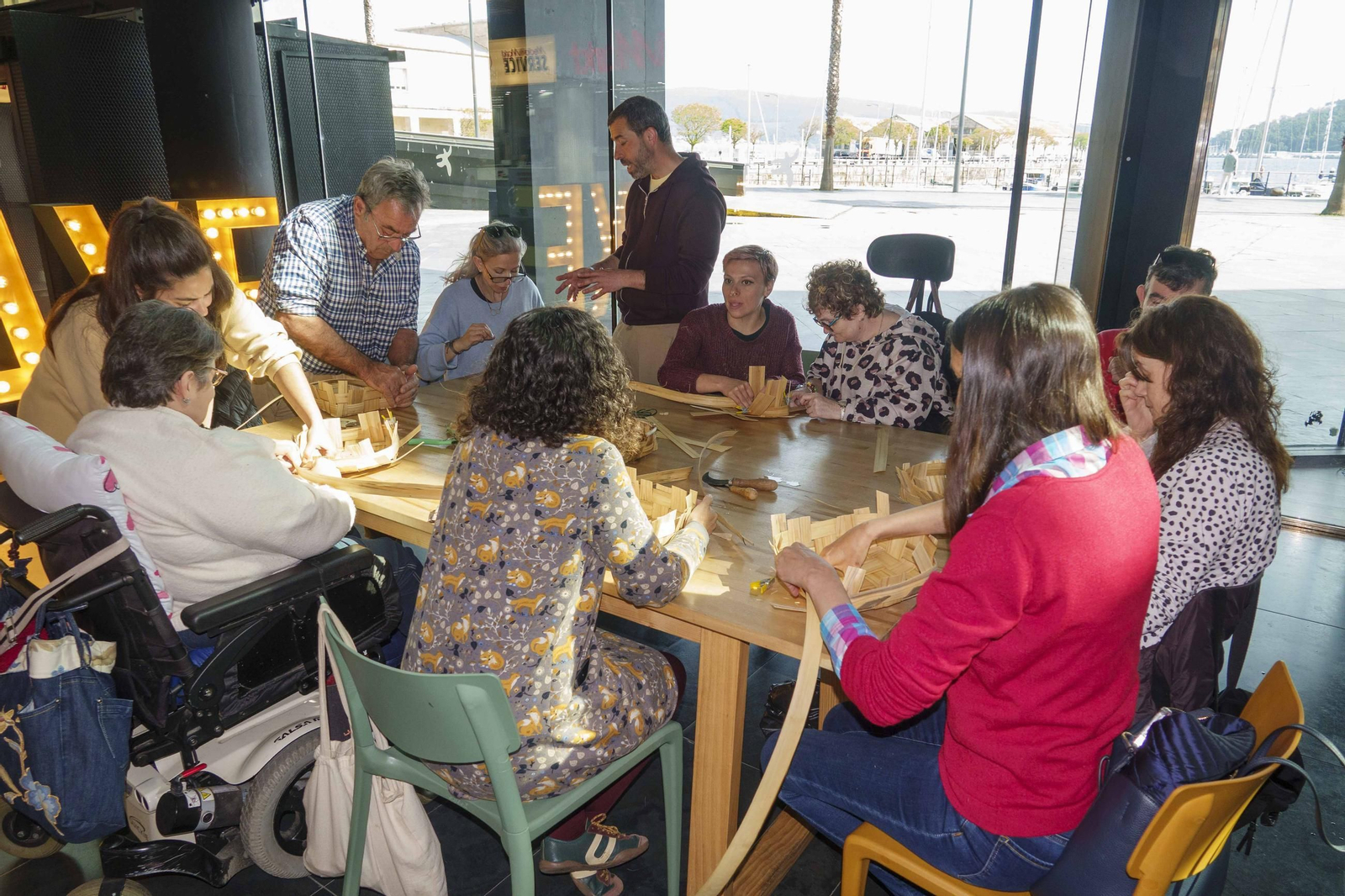 Los creadores mostraron ayer el trabajo de cestería en A Laxe.