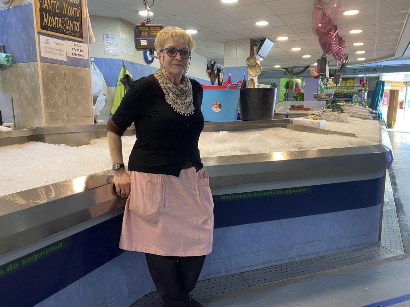 Laura Carrizo, en su puesto que regenta en el Mercado de As Travesas.