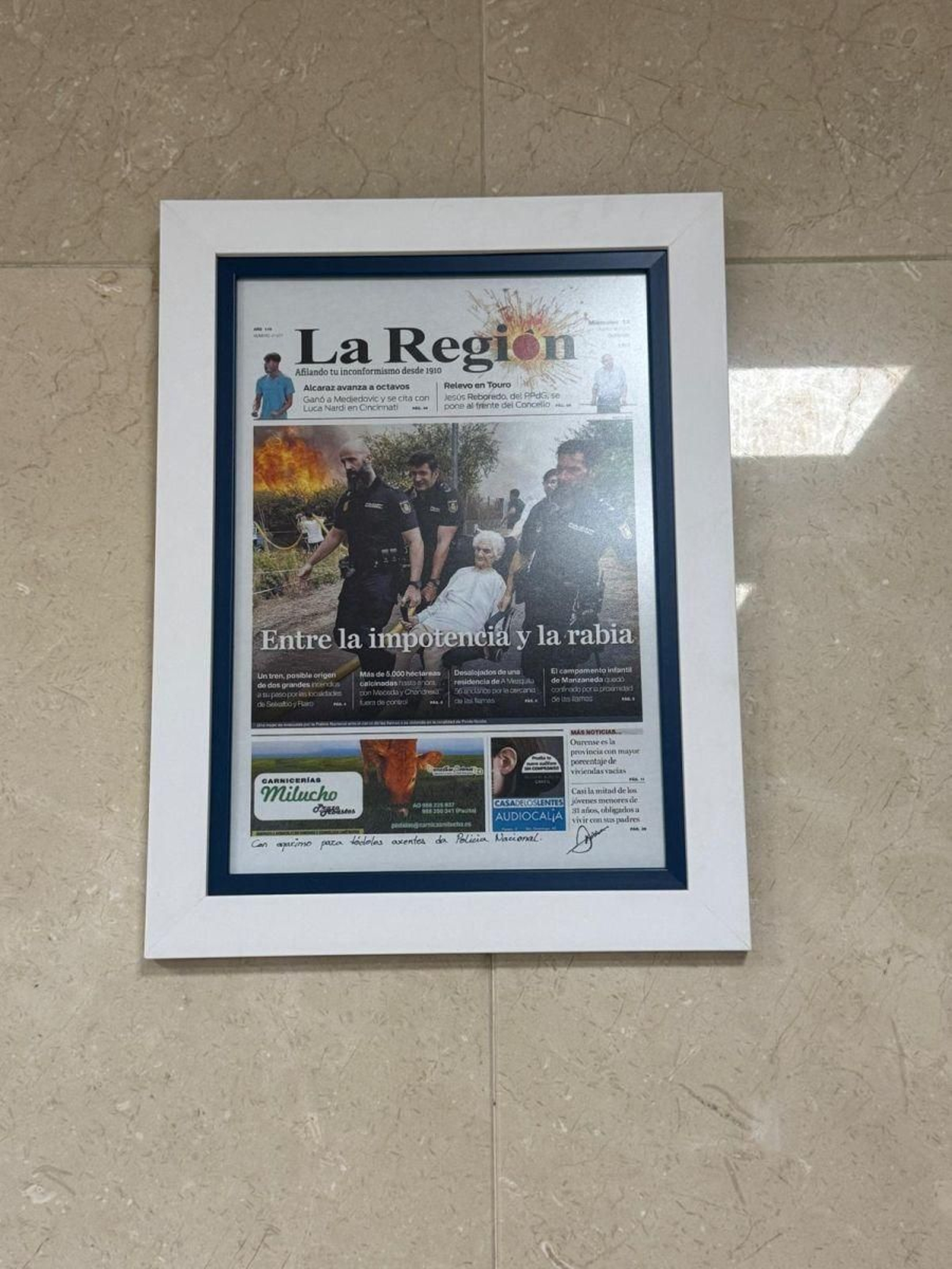 Ejemplar de La Región en la Comisaría de Policía de Ourense.