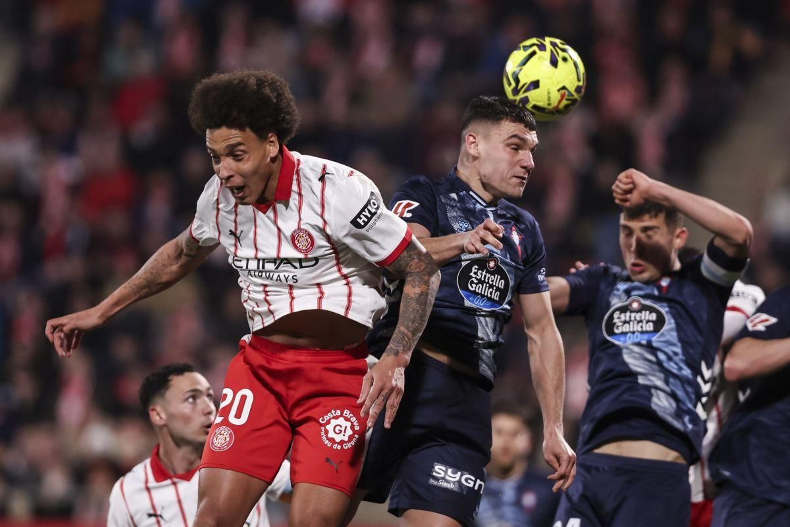 Jutglá cabecea ante Witsel en el partido de ayer disputado en el campo de Montivili en el que el delantero marcó un gol.