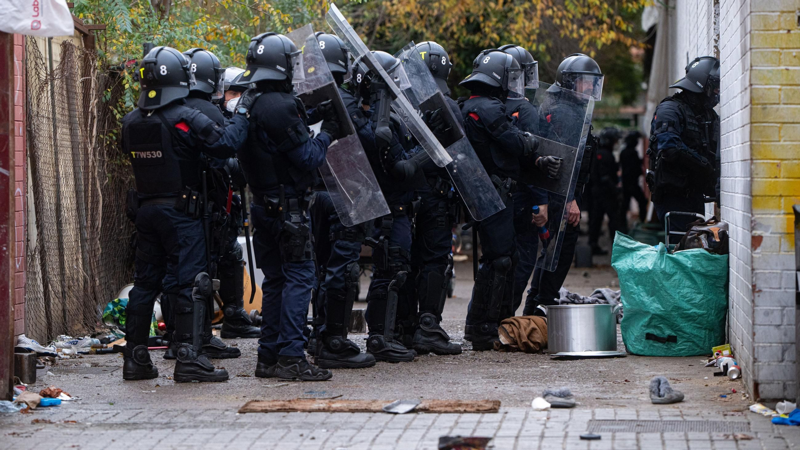 Agentes de los Mossos d'Esquadra trabajan en el desalojo del B9 de Badalona