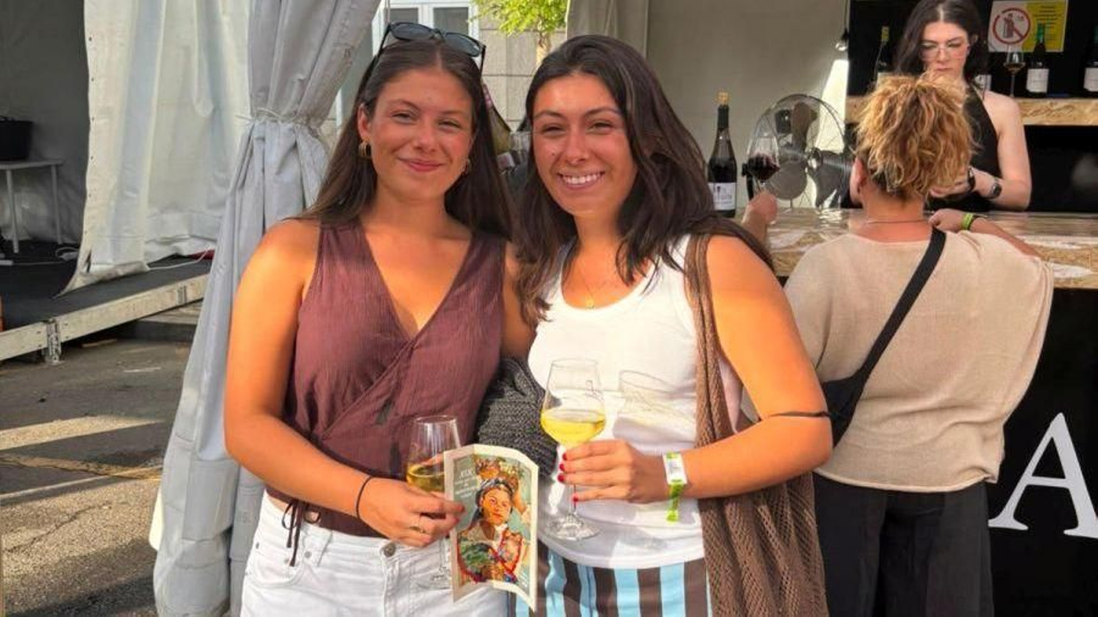 Carmen Alberto, a izquierda, junto a su hermana.