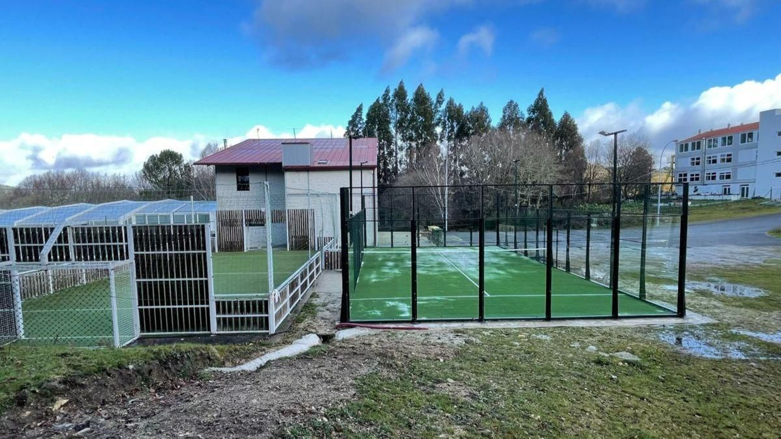 Las dos pistas de pádel en O Sifón, a las que se sumará el área multideporte.
