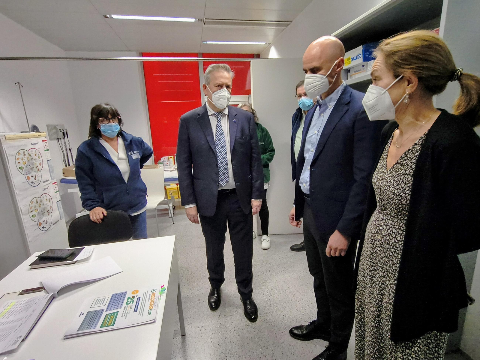 Antonio Gómez Caamaño y José Flores, con sanitarios del centro de salud A Parda, en Pontevedra.