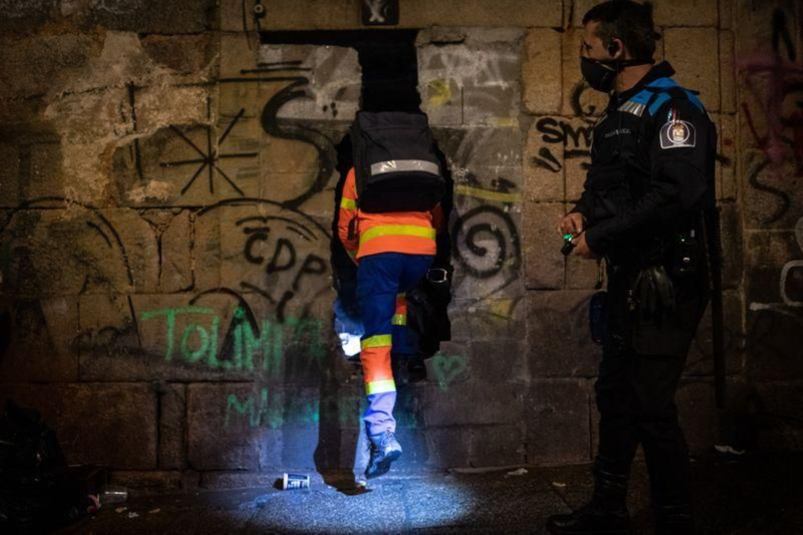 OURENSE (RÚA PIZARRO). 05/01/2022. OURENSE. Un rapaz resultou ferido leve ó permanecer medio corpo atrapado entre un piso e o chan dun edificio en ruínas da Rúa Pizarro. Varias dotacións de Policía Local, Policía Nacional, Bombeiros e Sanitarios acudiron para poder rescatalo. FOTO: ÓSCAR PINAL