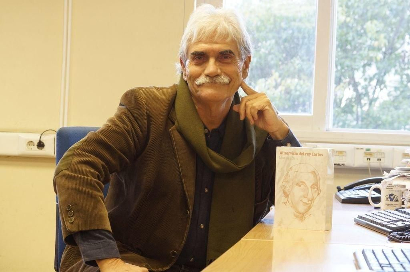 Manu Orío, con un ejemplar de su primera novela editada y que describe el mundo de Carlos III.