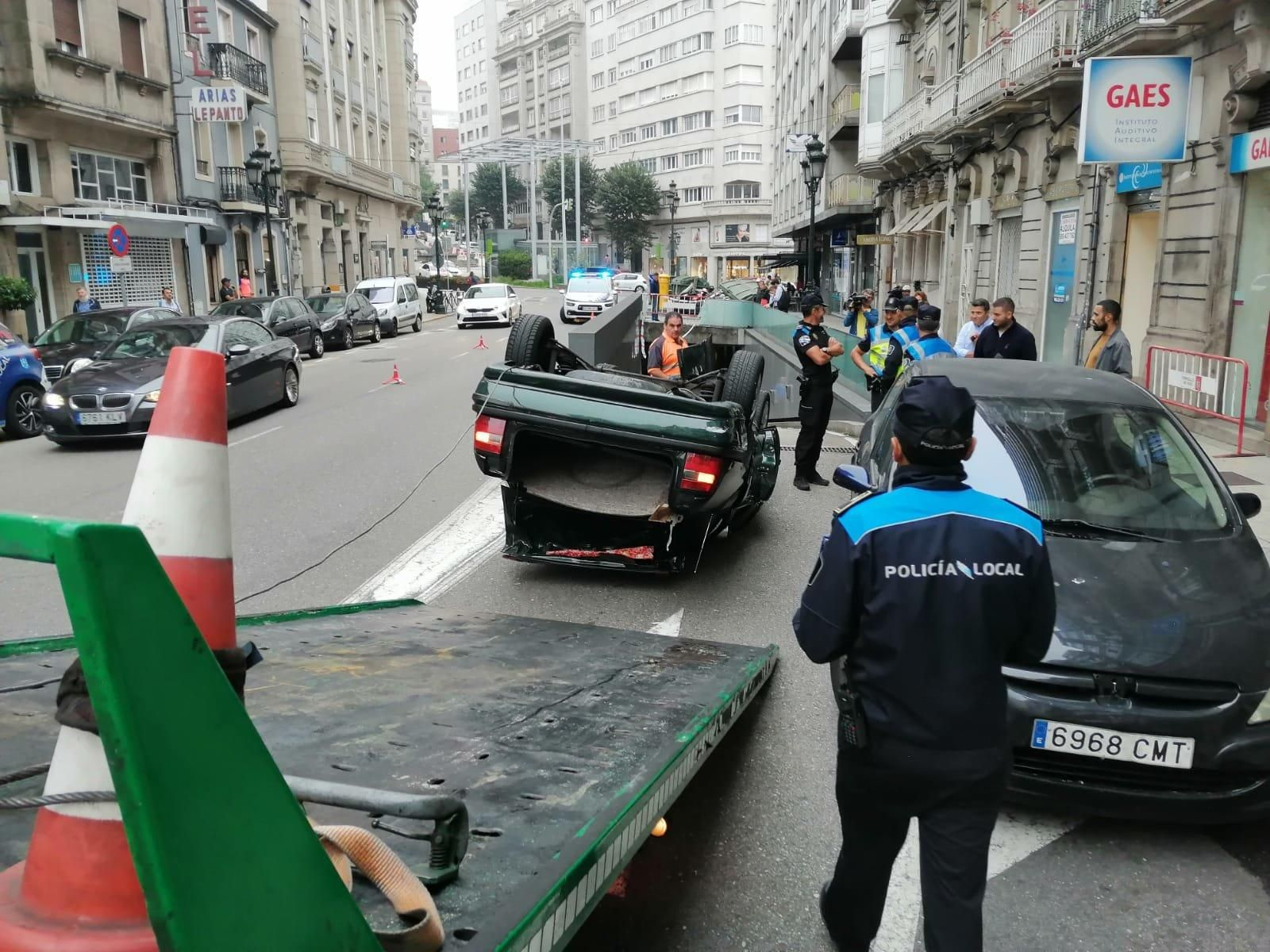 Un coche se precipito al párking en la calle Lepanto // Vicente Alonso