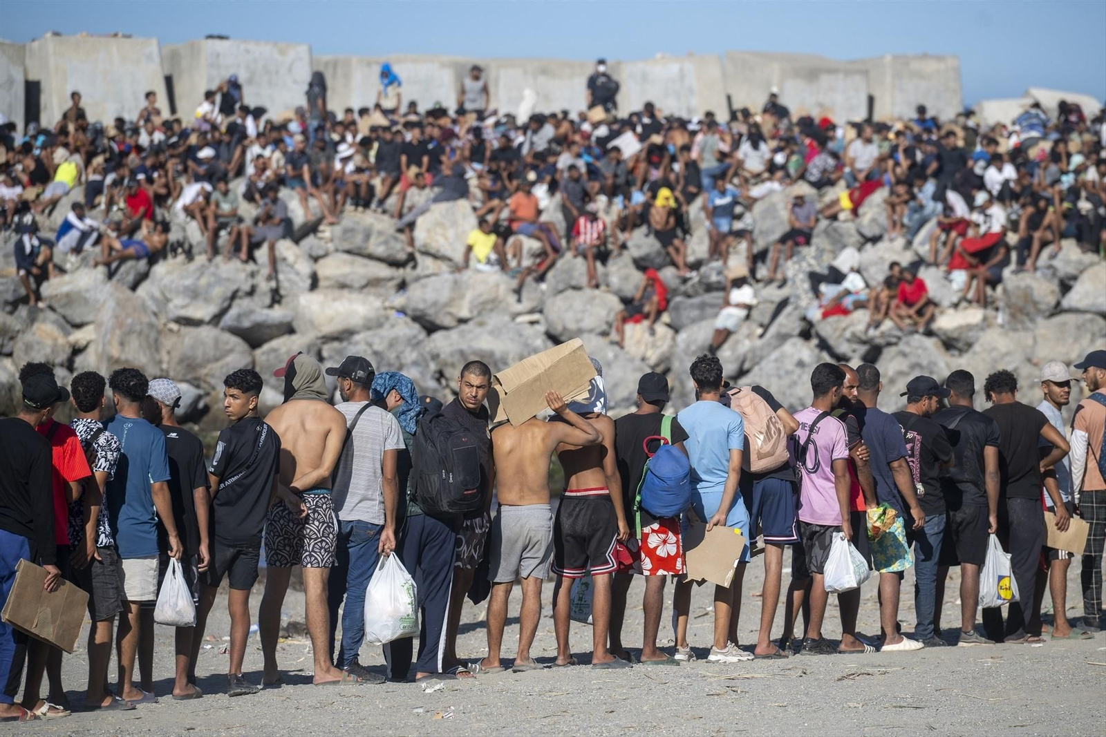 Varios inmigrantes en una playa de Ceuta.