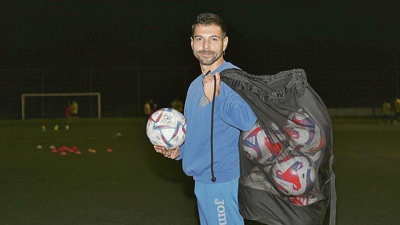 El delantero industrial Ángel García, “Pato” antes de entrenar en el campo Antonio González (Foto: Miguel Ángel).