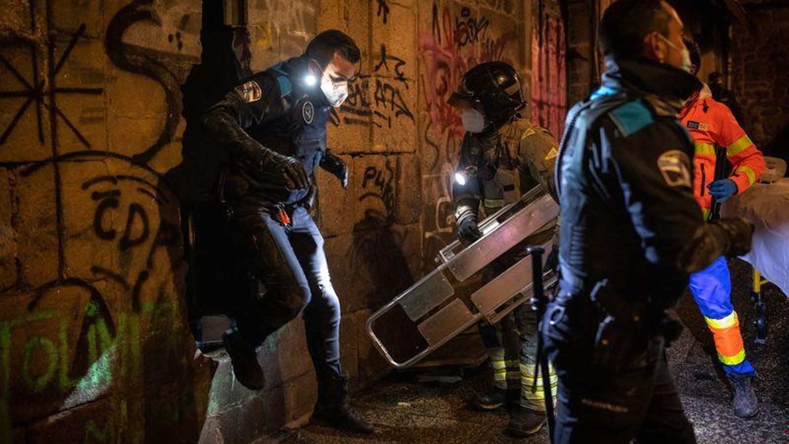 OURENSE (RÚA PIZARRO). 05/01/2022. OURENSE. Un rapaz resultou ferido leve ó permanecer medio corpo atrapado entre un piso e o chan dun edificio en ruínas da Rúa Pizarro. Varias dotacións de Policía Local, Policía Nacional, Bombeiros e Sanitarios acudiron para poder rescatalo. FOTO: ÓSCAR PINAL