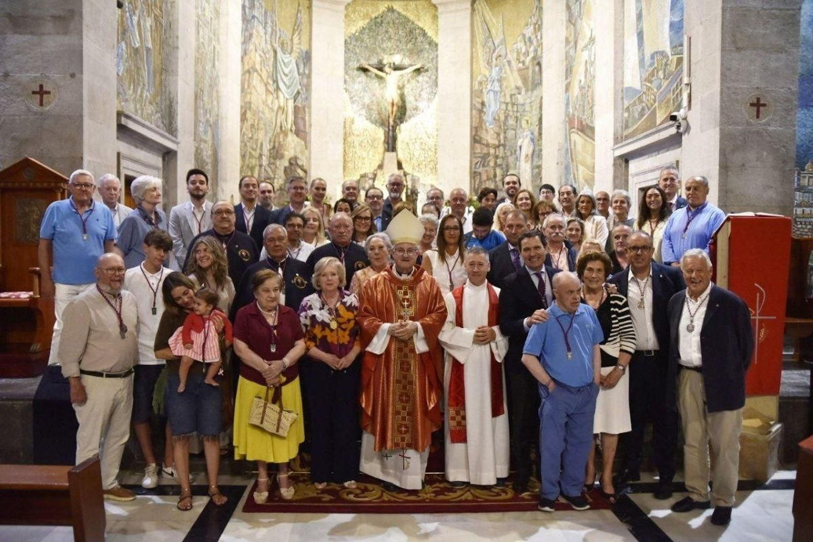 Los nuevos cofrades posaron bajo el Cristo con la directiva de la Cofradía y el párroco de la Concatedral.
