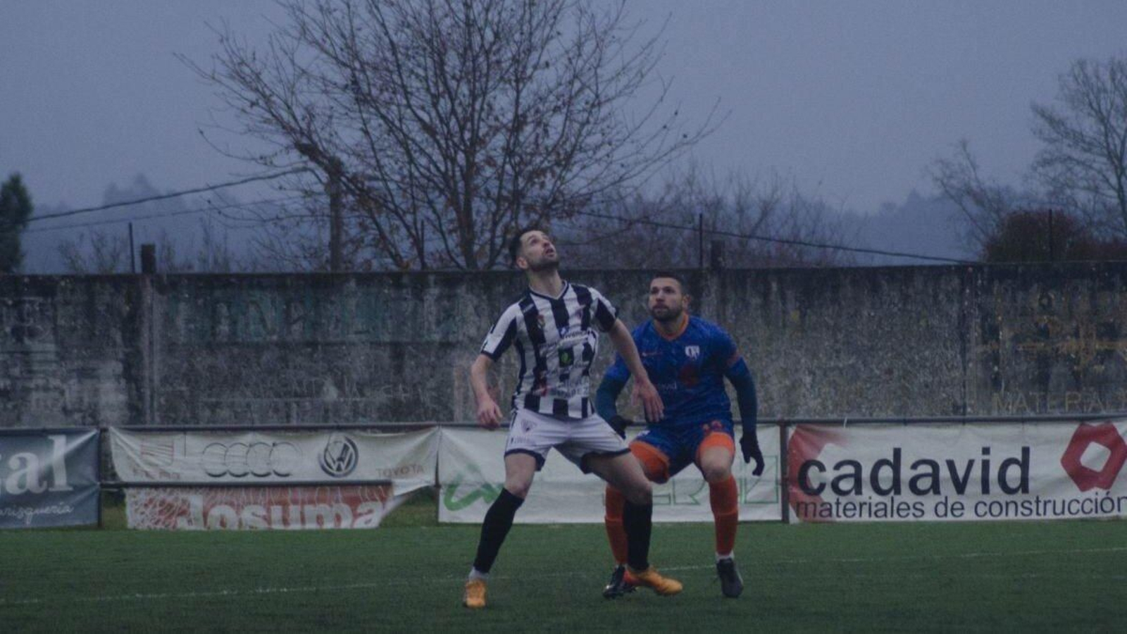 Tiago Teixeira y Bruno siguen la dirección del balón.