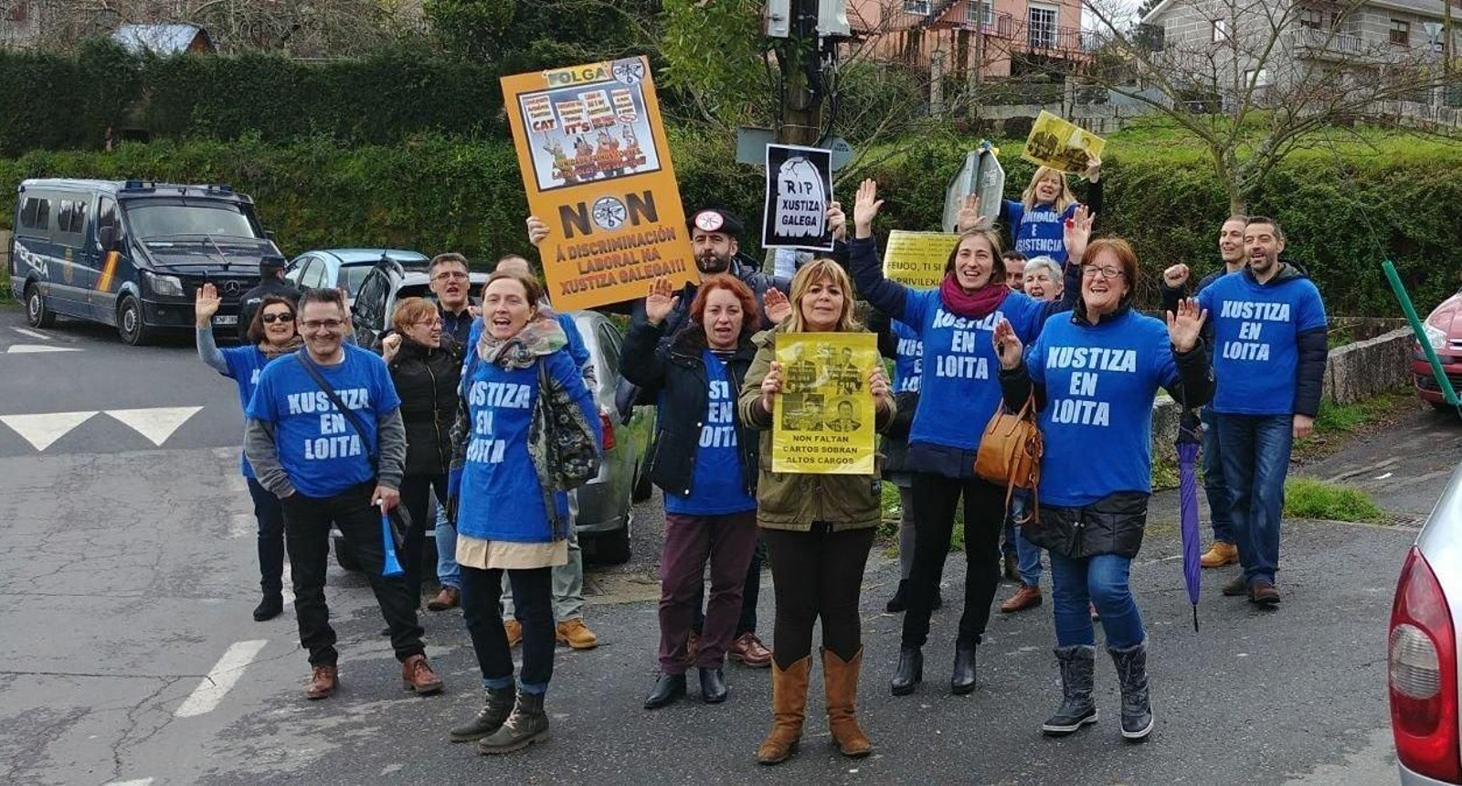 Funcionarios judiciales, ayer, durante una protesta en Vilaboa ante Rajoy y Feijóo.