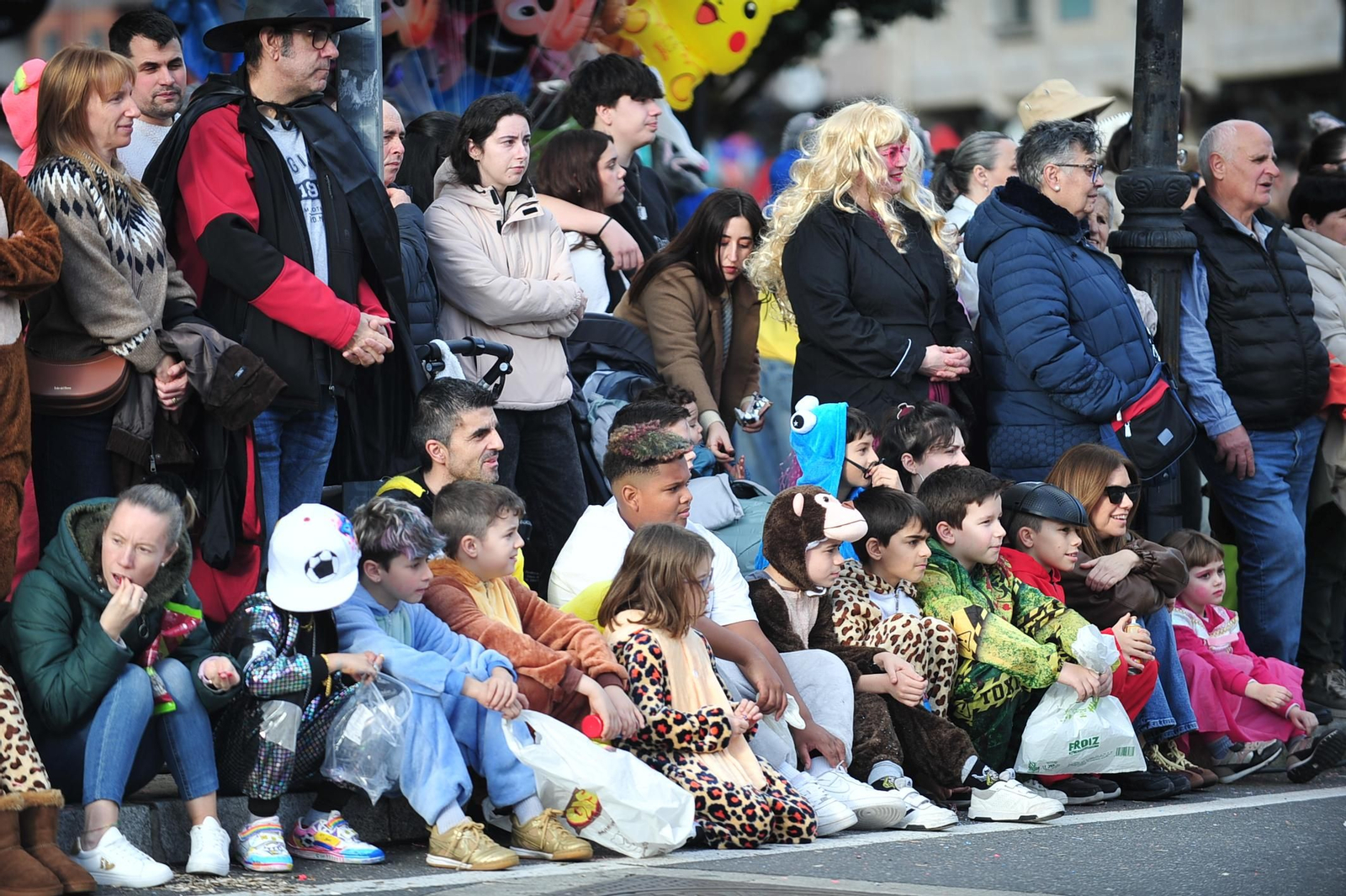 Galería | Color y retranca se pasean por las calles de A Valenzá durante su Martes de Entroido