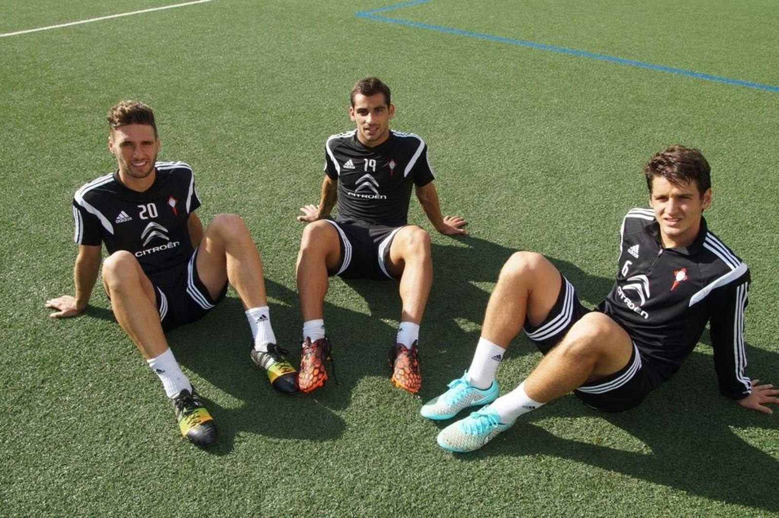 Los jugadores del Celta Sergi Gómez, Jonny Castro y Nemanja Radoja, rivales en la eliminatoria que enfrenta a España y Serbia sub-21.
