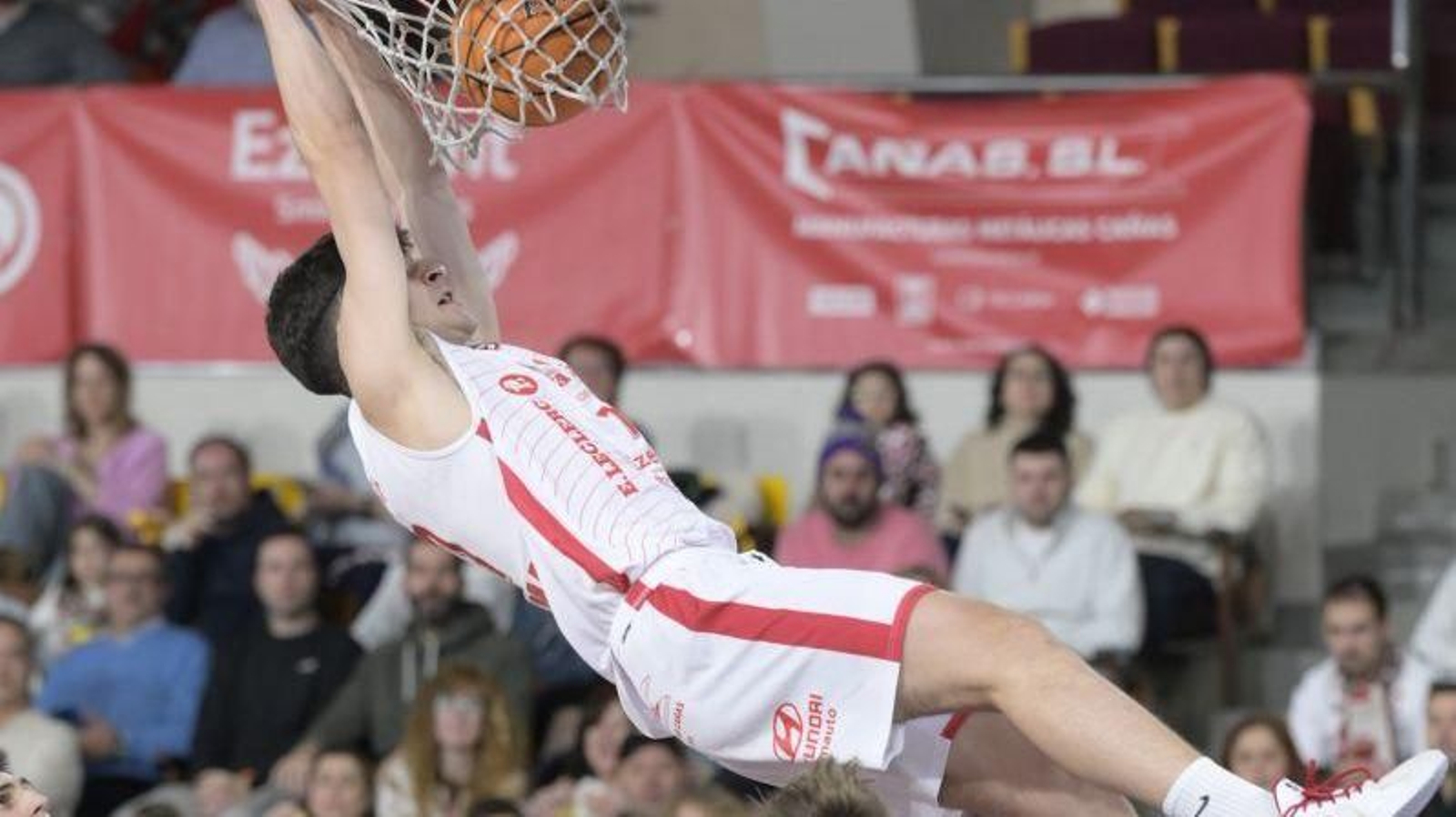 Isaac Vázquez machaca el aro en el encuentro ante el Zornotza.
