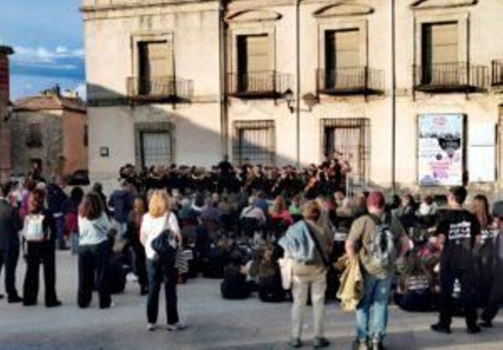 La plaza exterior del Palacio Ducal de Medinaceli llena para escuchar el fallo del jurado durante el I Concurso Nacional de Orquestas de Conservatorio.
