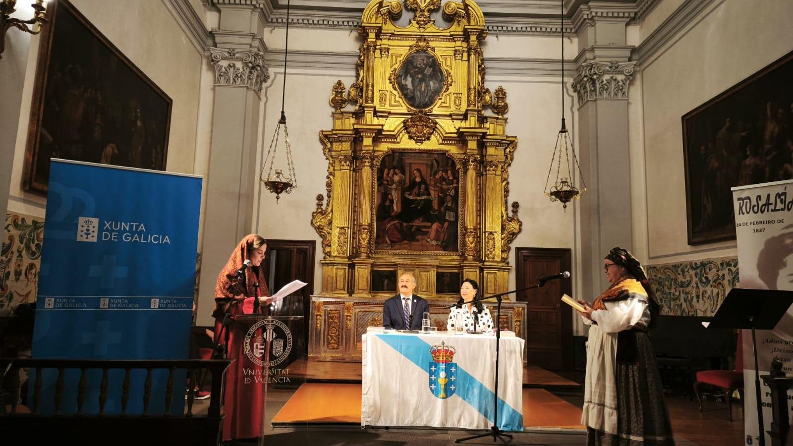 Asociadas leyendo poemas de Rosalía de Castro.