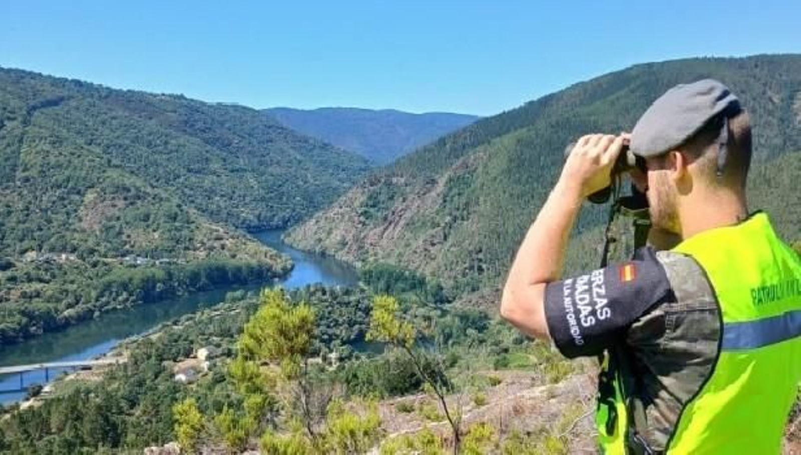 Militares de la Brilat durante una de las patrullas de vigilancia de la Operación Centinela Gallego contra los incendios forestales.