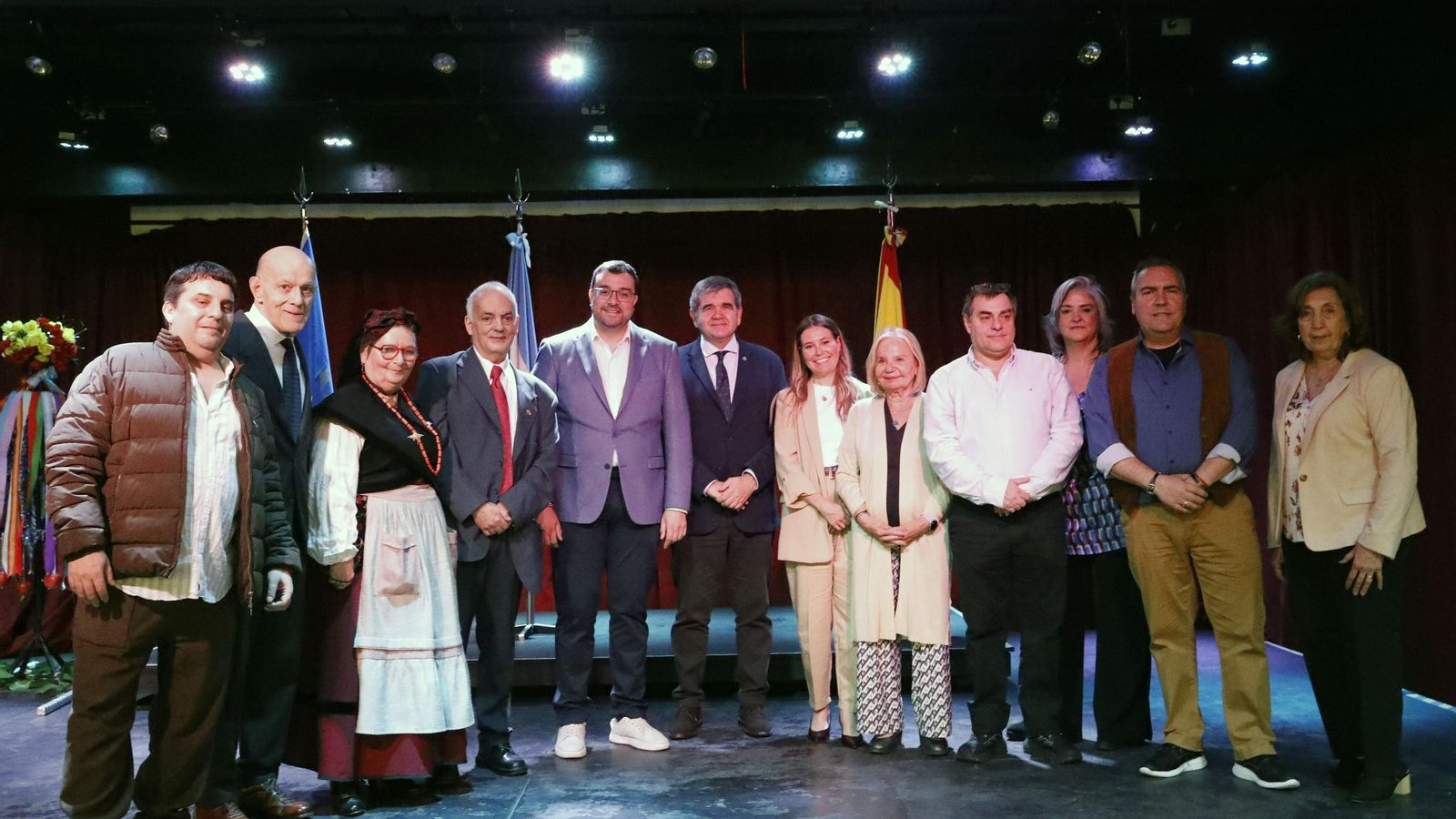 Directiva y socios del Centro Asturiano Cangas del Narcea, junto al presidenete del Principado, la directora de Emigración y presidenta del Consejo de Comunidades Asturianas