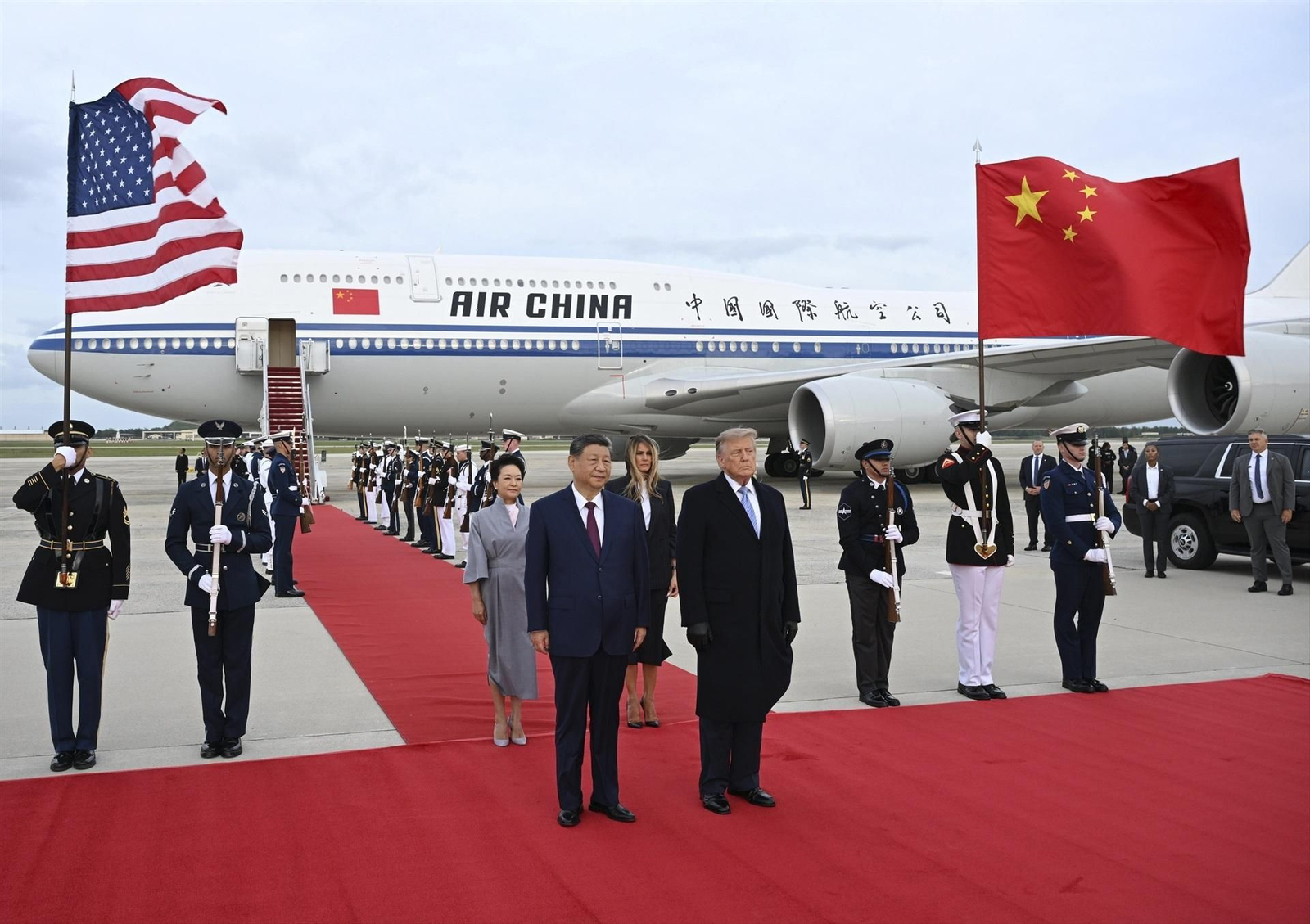 El presidente de China y su esposa, recibidos en Washington por el presidente de Estados Unidos y la primera dama