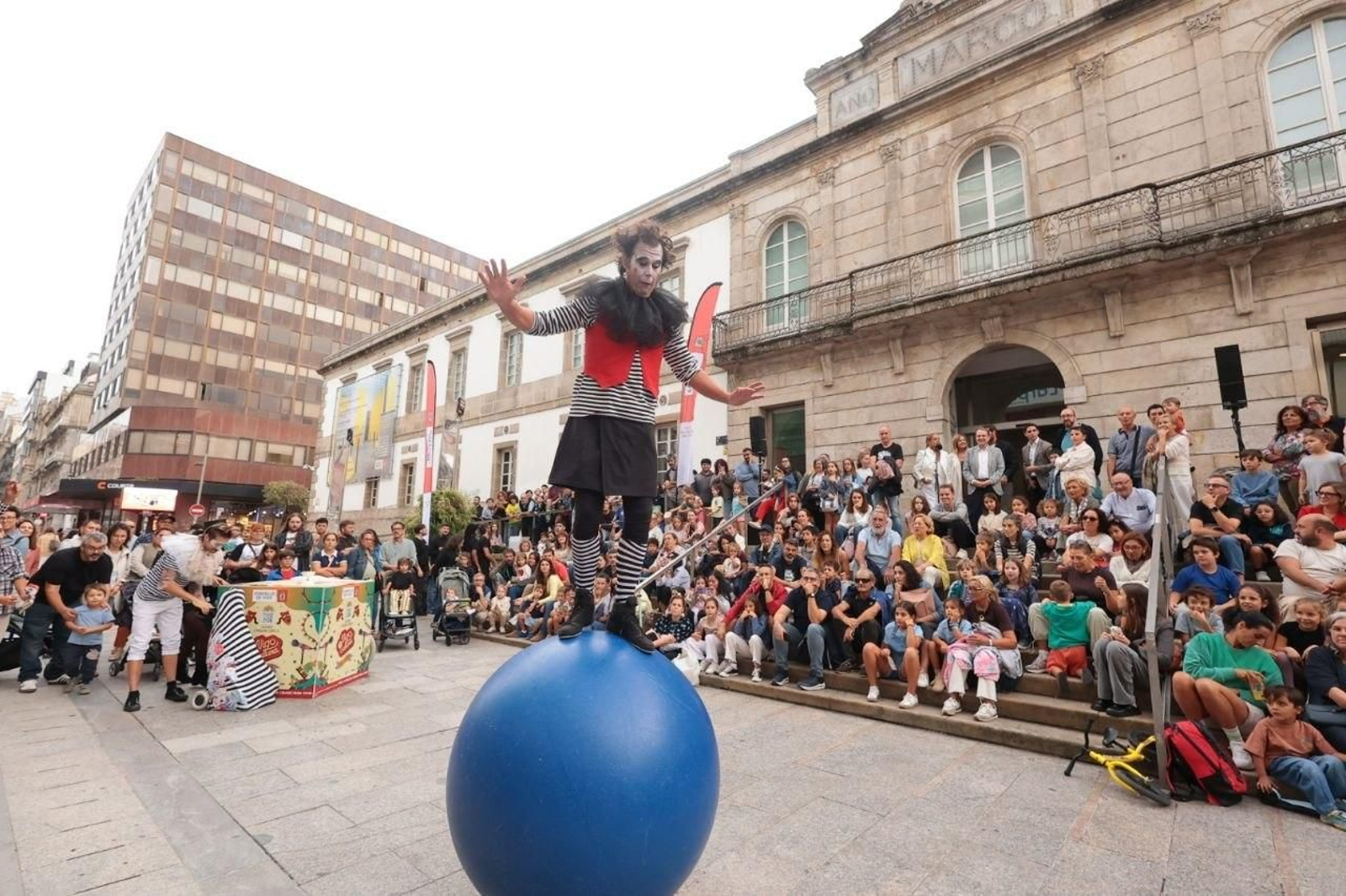 Galería | Acrobacias y humor para estrenar Vigocultura en Vigo