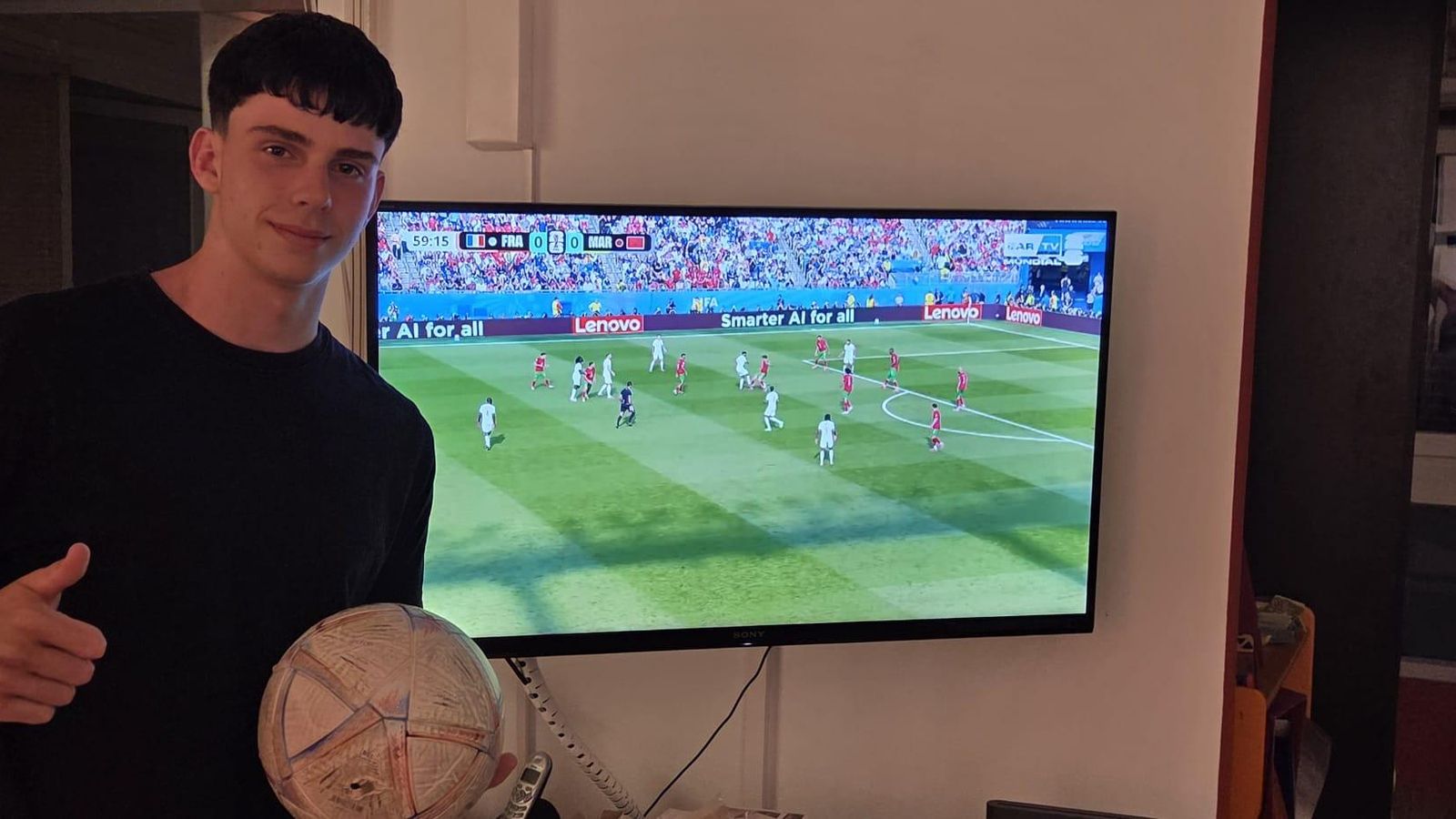Leo en su casa viendo los cuartos entre Francia y Marruecos.