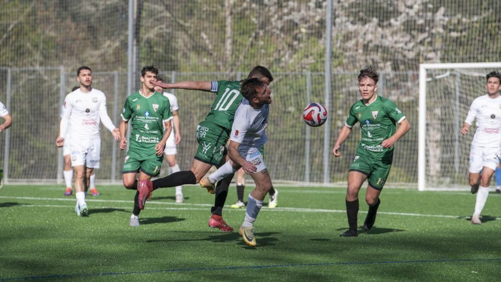 Rivero, mediapunta del Atlético Arnoia, lucha por un balón con el capitán del Antela, Pedro, en A Queixeira.