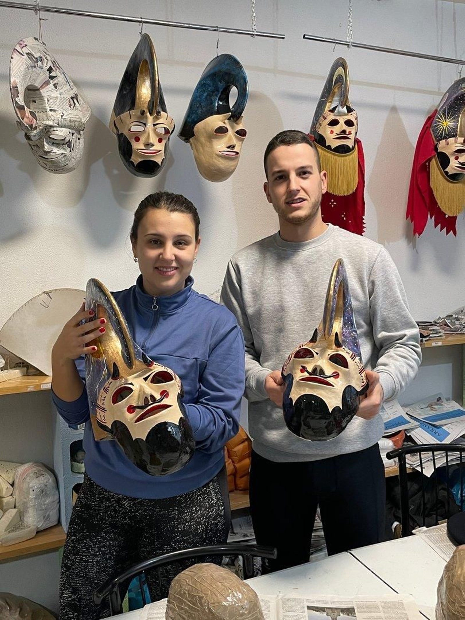 A Antía e o Jorge, orgullosos coas súas Pantallas.