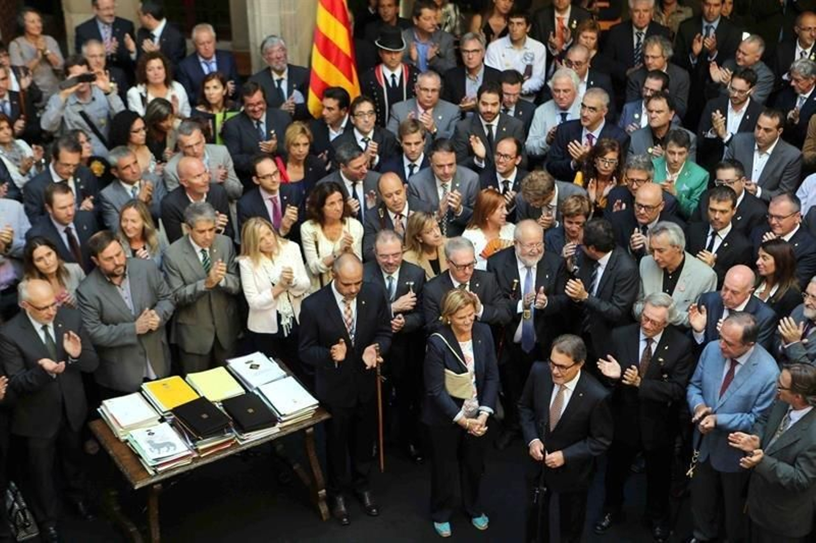 El presidente de la Generalitat, Artur Mas (4d), junto a la presidenta del Parlament, Núria de Gispert (c), y el alcalde de Barcelona Xavier Trias (3d) durante el acto en el que Mas ha recibido a los alcaldes que han aprobado la moción en defensa a