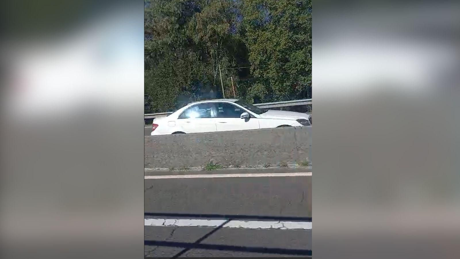 El coche circulando en dirección contraria por la N-525 a la altura de Rabo de Galo