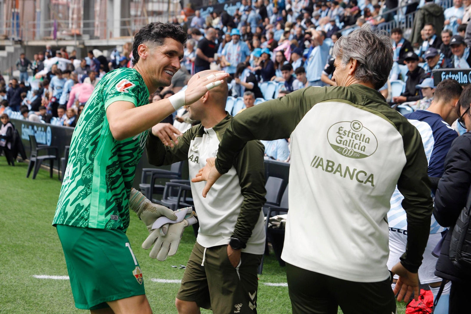 Saludos antes del partido Celta-Elche.