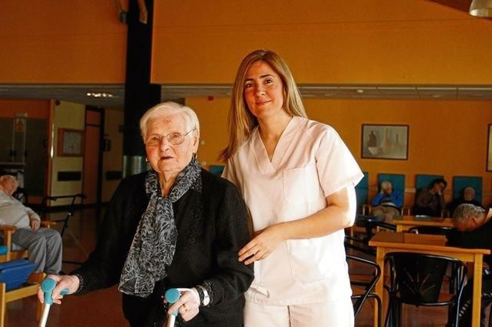 Isolina Bergantiños López y María Rodríguez Lamas, directora de la residencia de San Rosendo en San Xoán de Río.