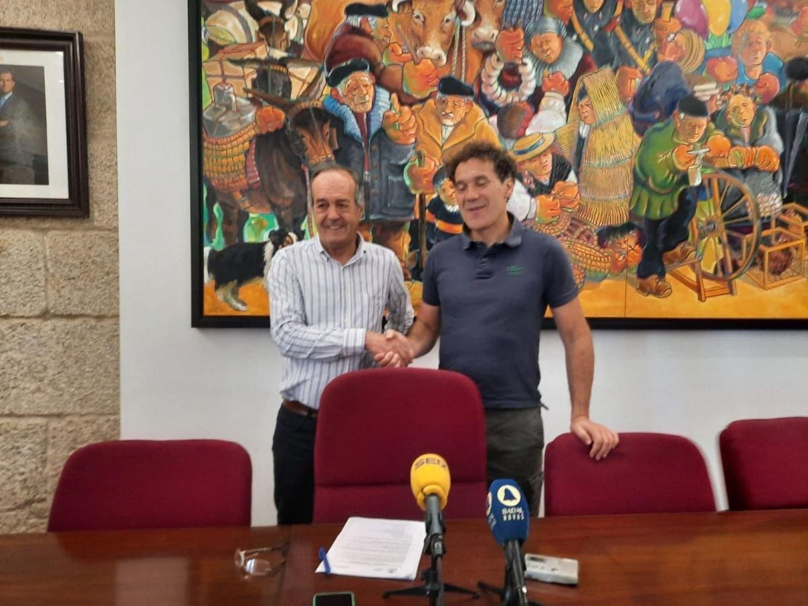 Francisco Fumega y José Castro, ayer en el salón de plenos de Carballiño.