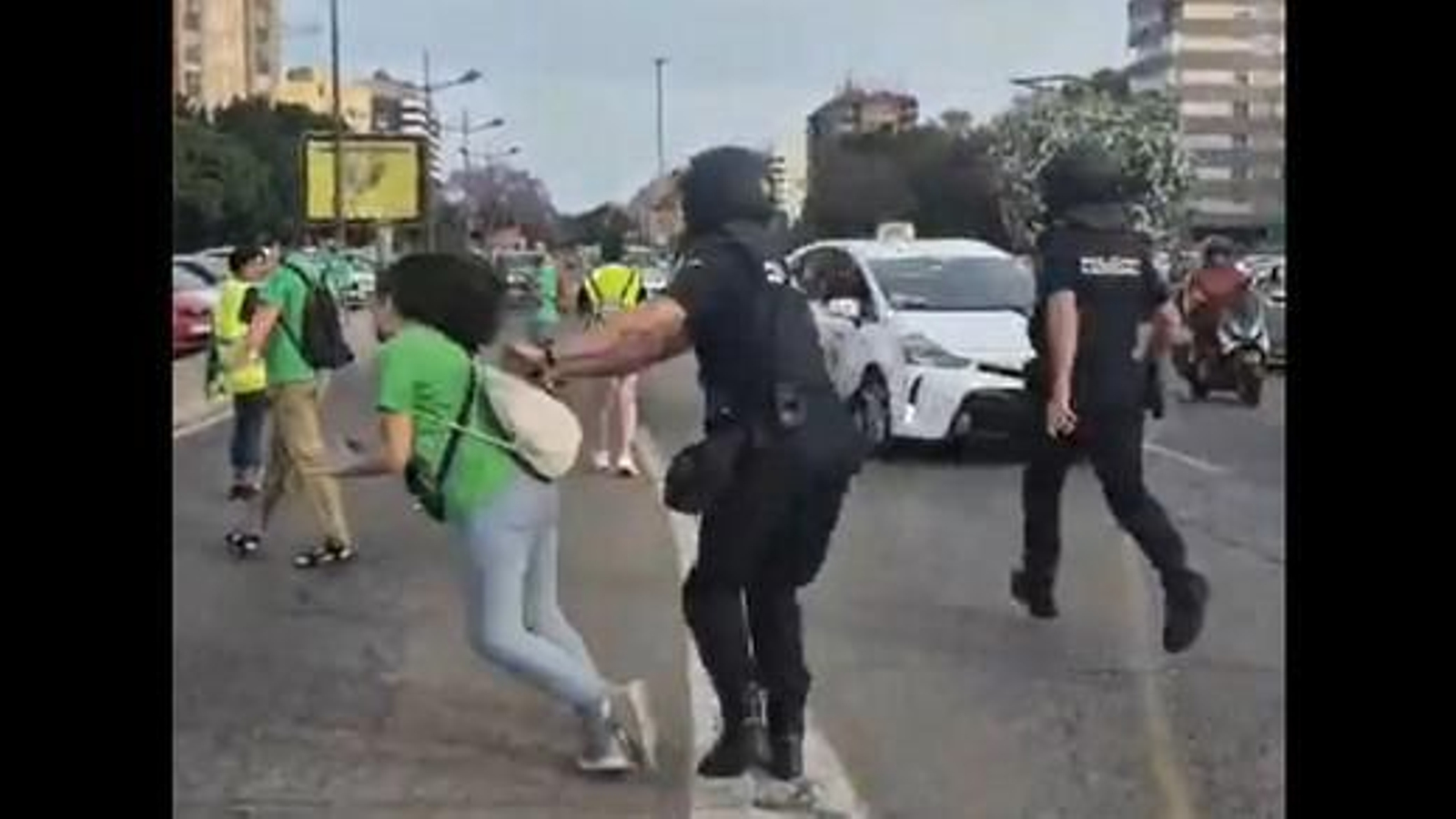 Imagen de vídeo del empujón del policía.