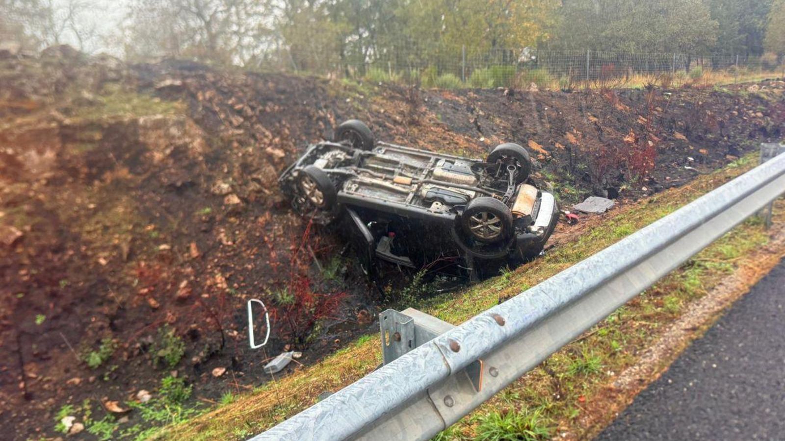 Coche volcado en la A52.