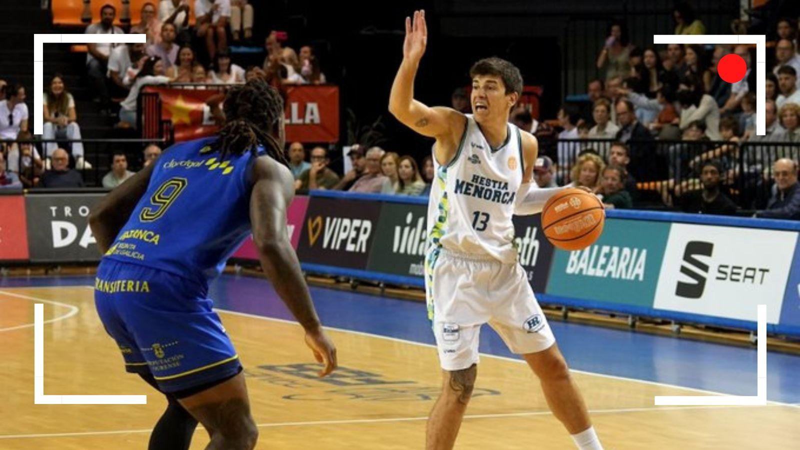 Okanu defiende una acción durante el partido.