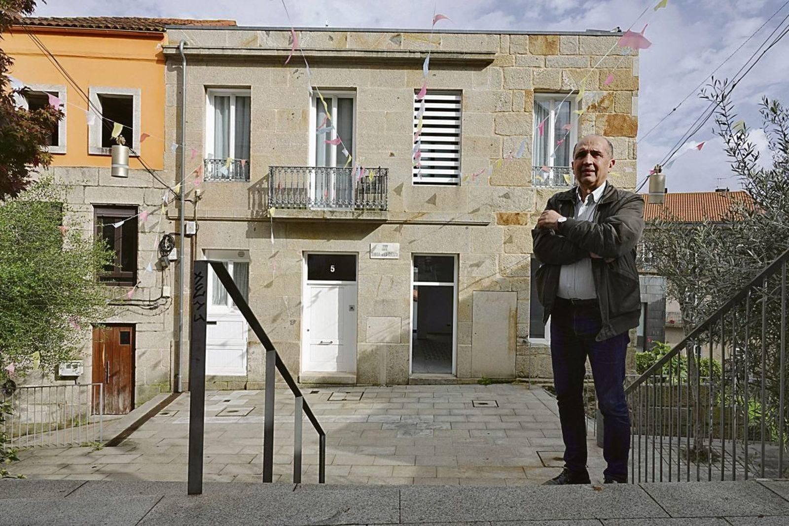 Javier Romero ante la antigua Casa da Collona, que será la sede de la asociación Carlos Oroza.