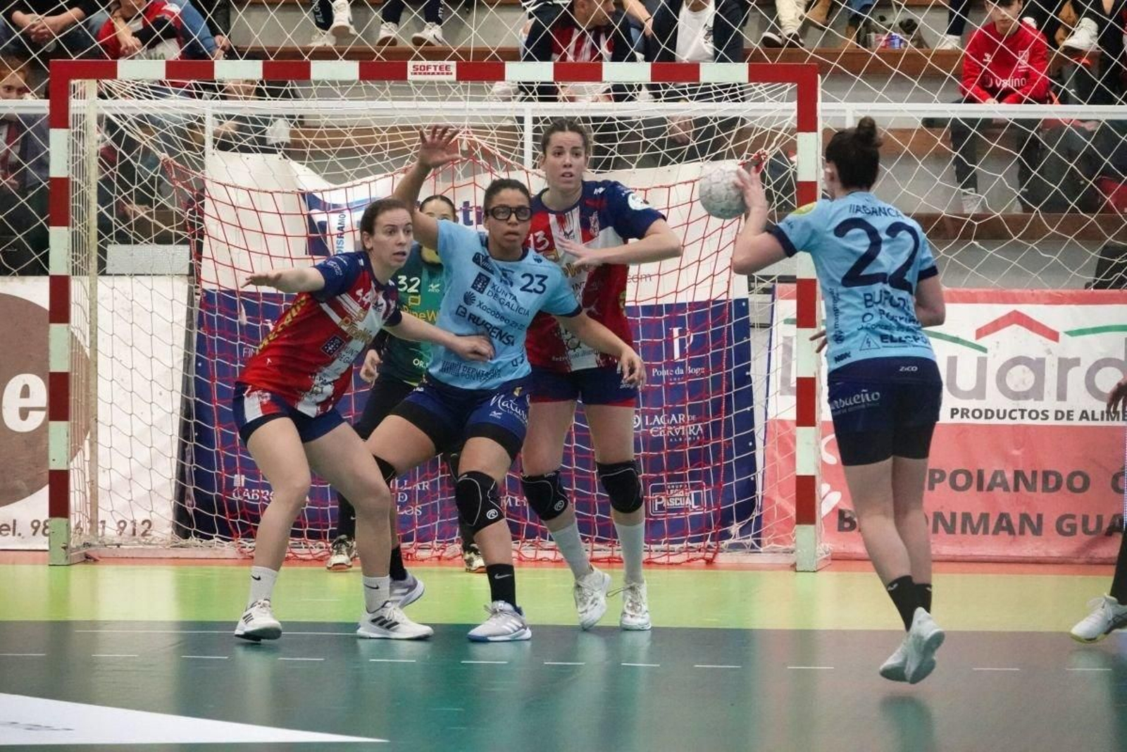 Itziar Martínez y María Palomo defienden una acción de Pauli Fernández y Carmen Prelchi.