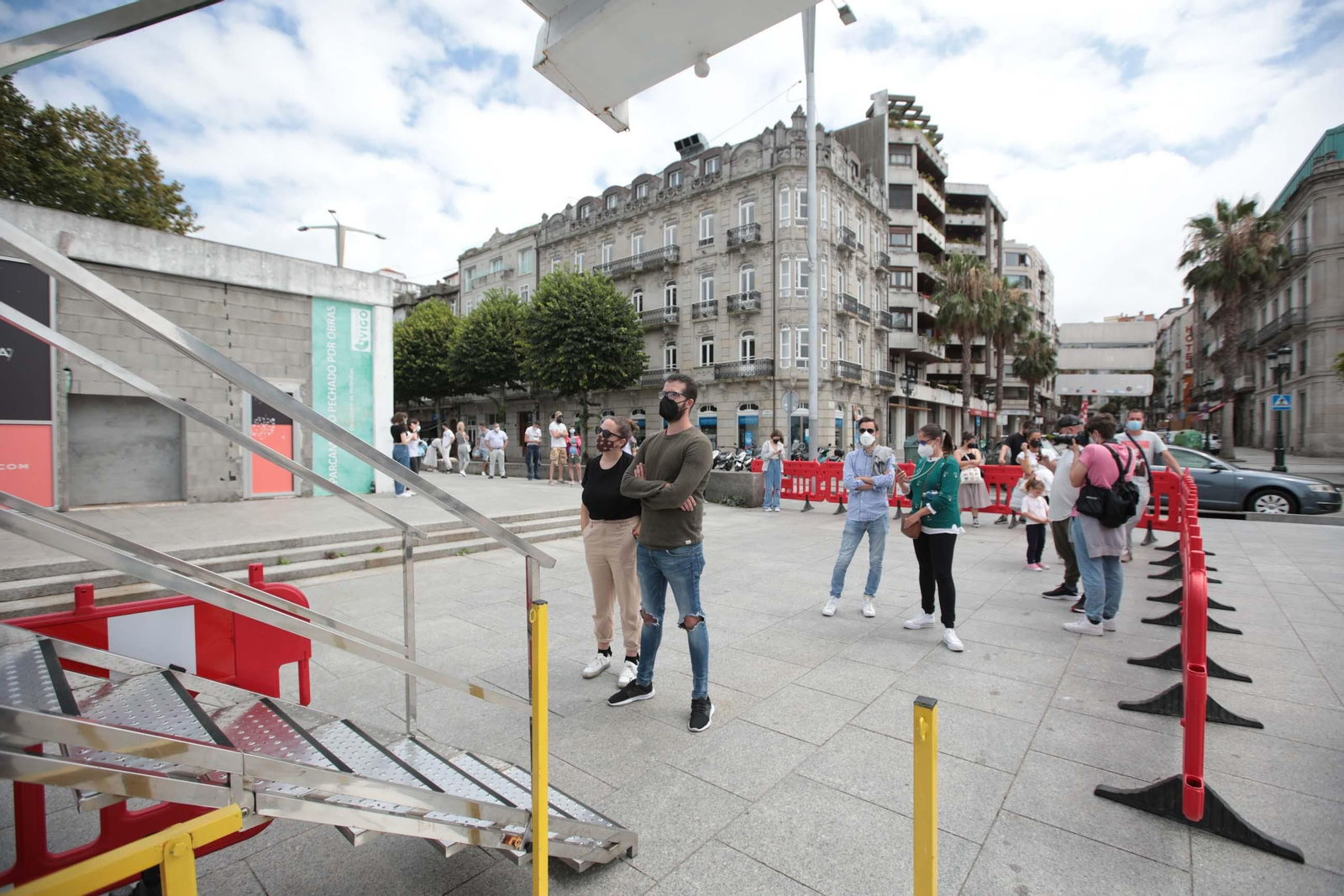 Largas colas de jóvenes ayer delante de la unidad móvil del Sergas en la explanada del Náutico para hacerse un test de antígenos