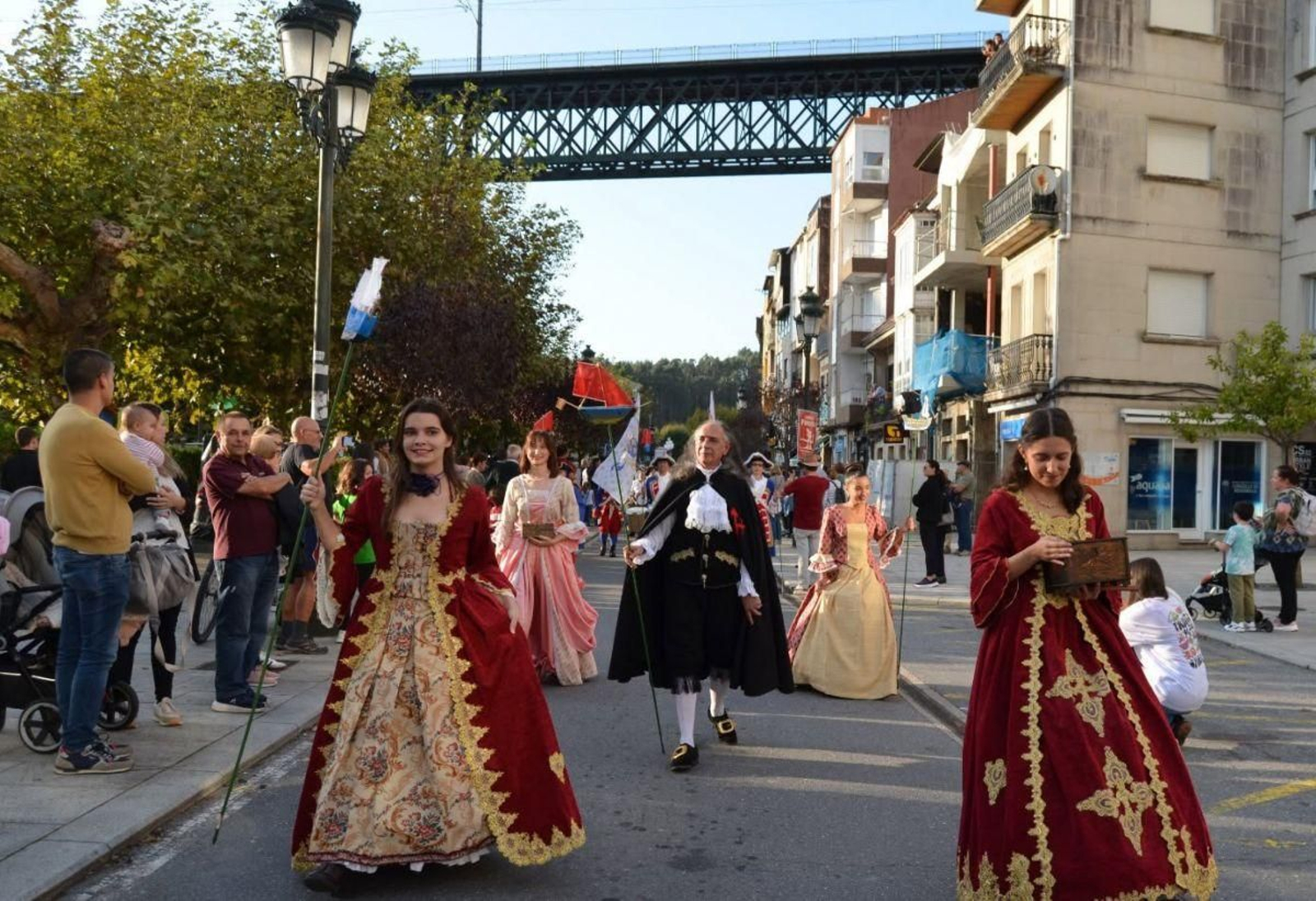 Imagen del desfile histórico por el centro de Redondela en una edición anterior.