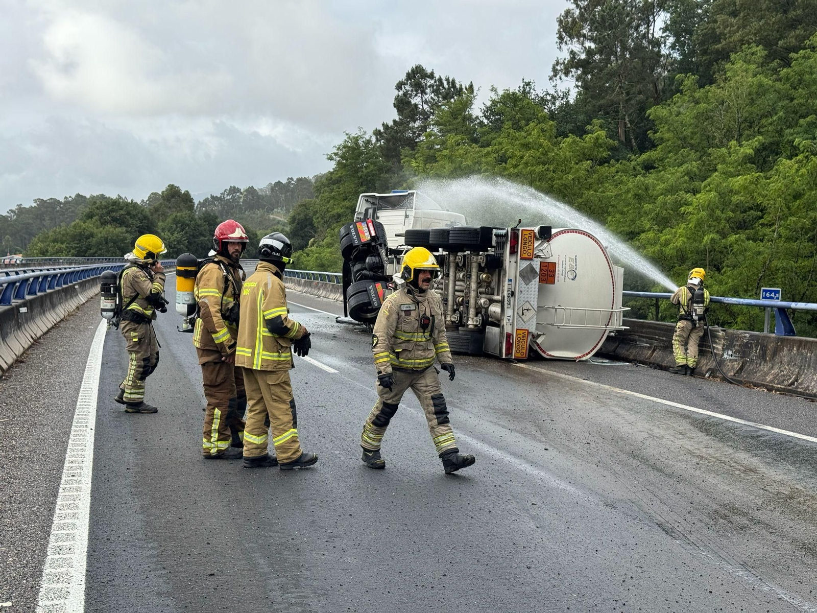 Los bomberos acudieron a la zona ante el vuelco de un camión en la AP-9.