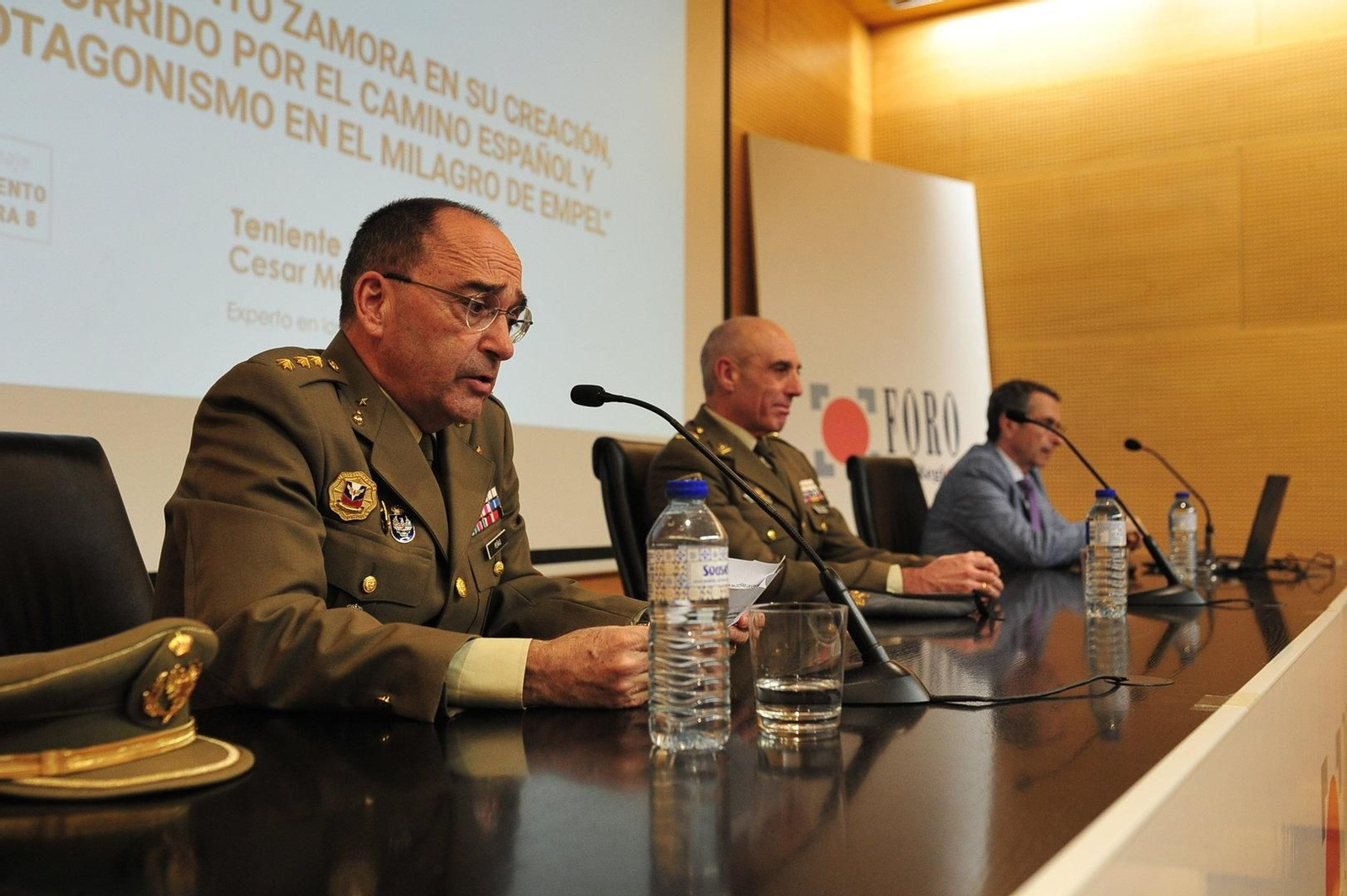 Jesús Antonio Peñas, Alfonso Pardo y César Muro explicando la historia del regimiento.