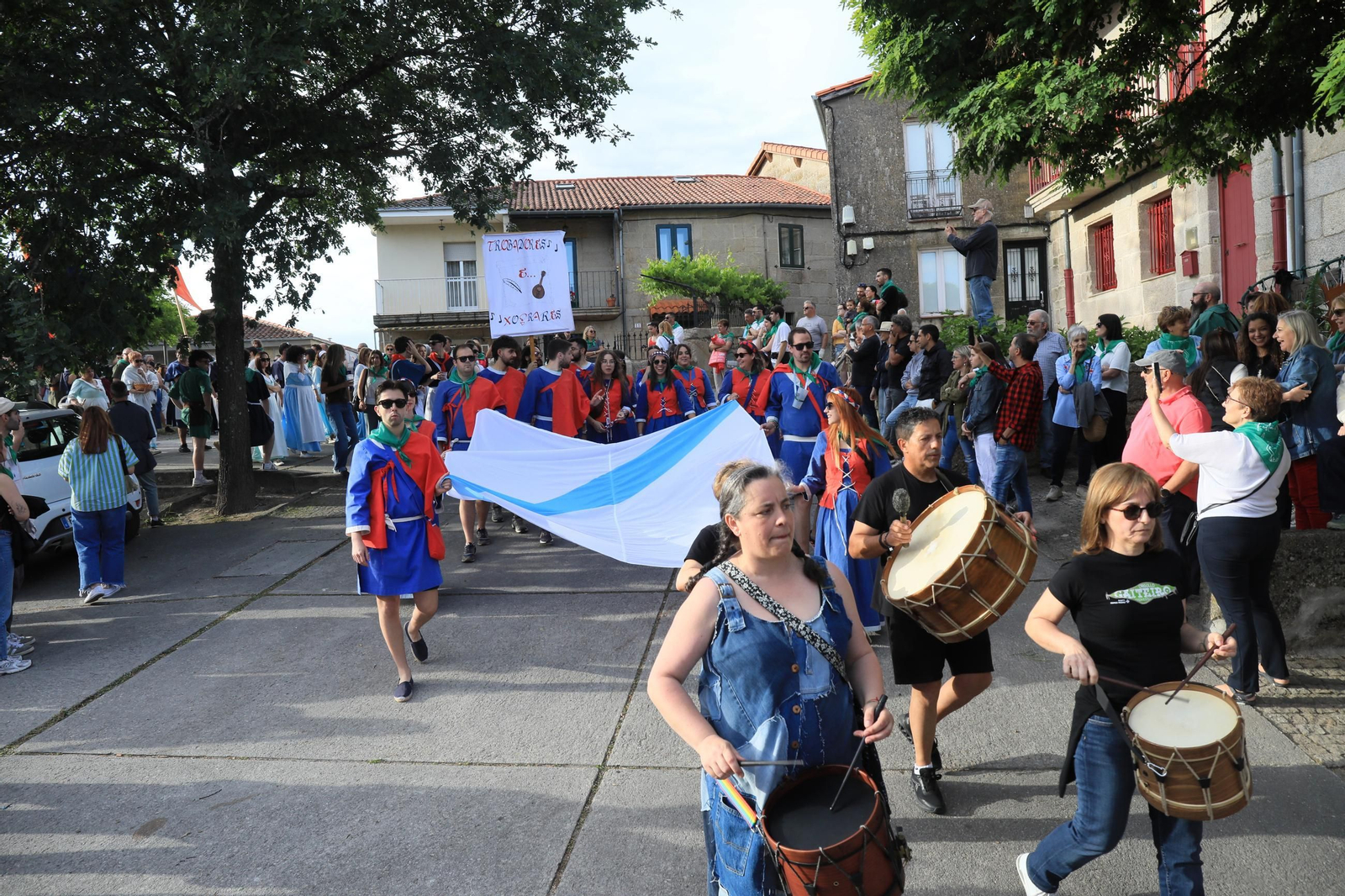 Galería |  Allariz disfruta con  la recreación de la bandera con “Zes Pereiras” y “De Pé Feito” en las Festas do Boi